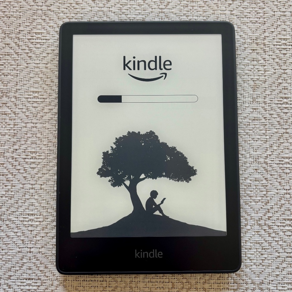 Kindle Paperwhite 11th Generation, 8GB + 3 hardcover Kindle Cases